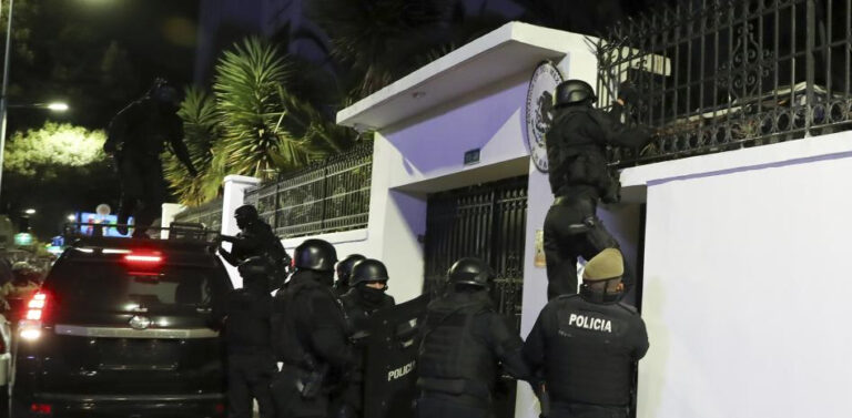 Policía de Ecuador irrumpe en la embajada de México en Quito y detiene al ex vicepresidente Jorge Glas
