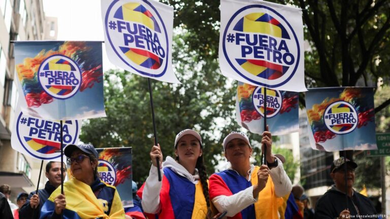 Colombianos llenan las calles de Bogotá en protesta contra Gustavo Petro