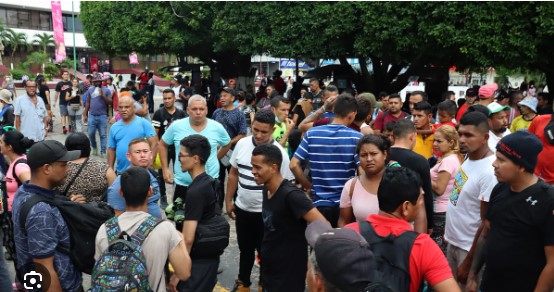 Migrantes venezolanos en EEUU podrán demandar a una aerolínea que los engañó