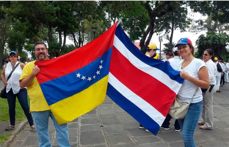 Casi 30 mil venezolanos aportan a Costa Rica 40 millones de dólares al fisco