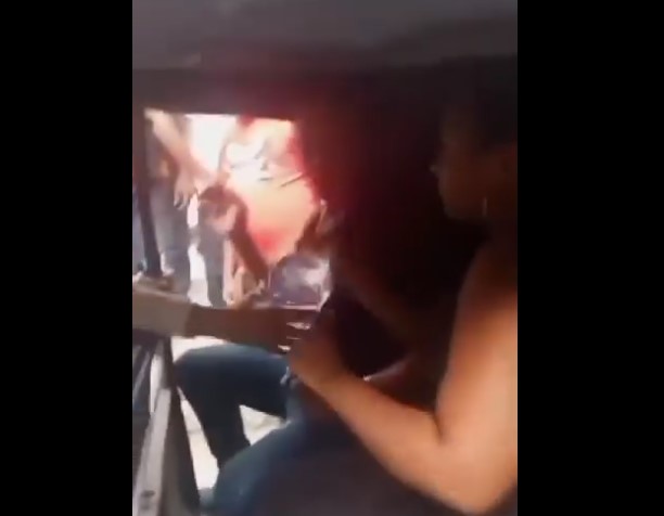 Pareja venezolana roba una botella de licor y fue detenida en un motocarro en Colombia (+Video)