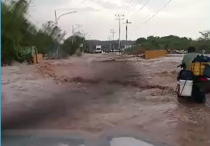 Video| Carretera principal de Mene Mauroa anegada por desborde de una quebrada