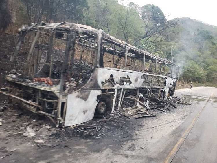 Autobús que transportaba 50  migrantes venezolanos se incendia en Honduras