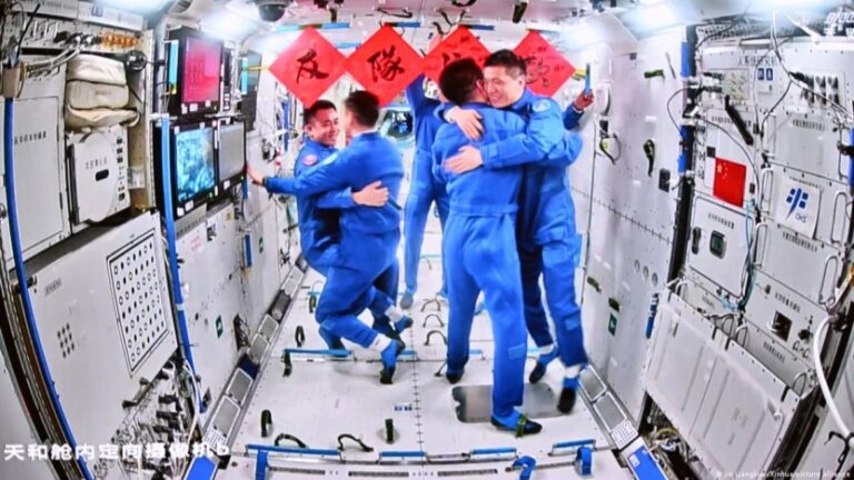 La Shenzhou-18 se acopla con éxito a estación espacial china