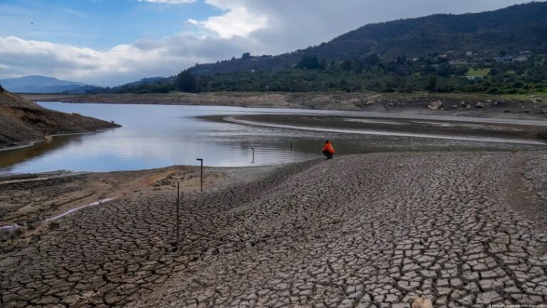 Gobierno de Colombia suspende labores para ahorrar agua