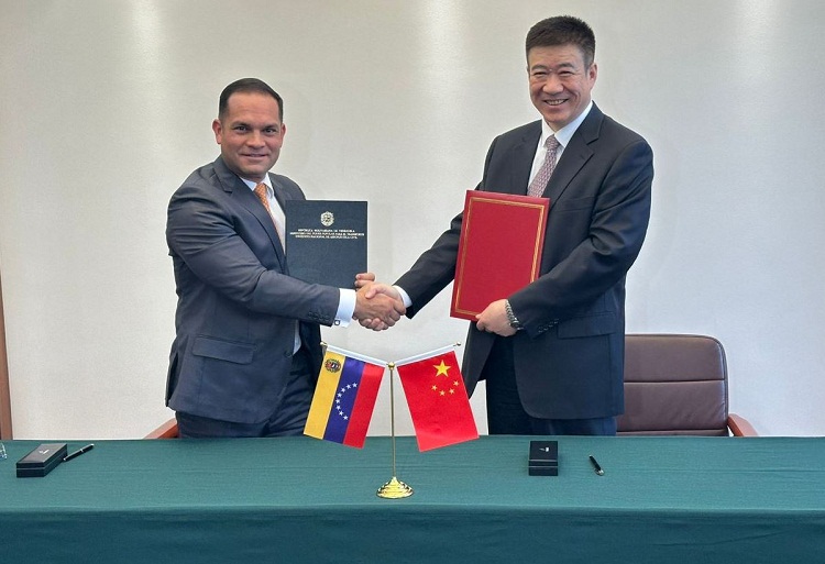 Venezuela y China firman acuerdos para iniciar operaciones de vuelos comerciales