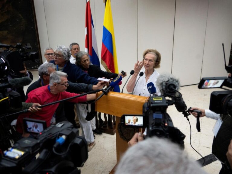 El gobierno de Colombia y el ELN descongelan sus conversaciones de paz en Venezuela