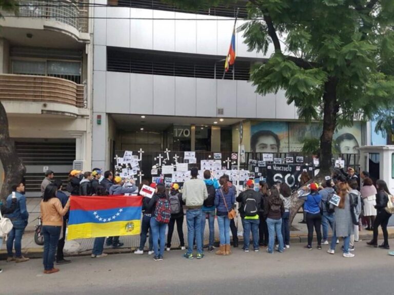 Venezolanos en el exterior siguen denunciando irregularidades para inscribirse en el RE