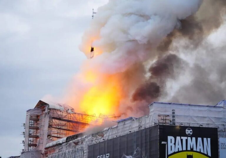 Se incendia el edificio de la Bolsa de Copenhague