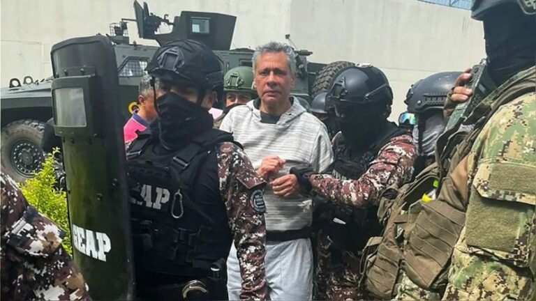 Exvice de Ecuador vuelve a prisión tras recibir alta médica