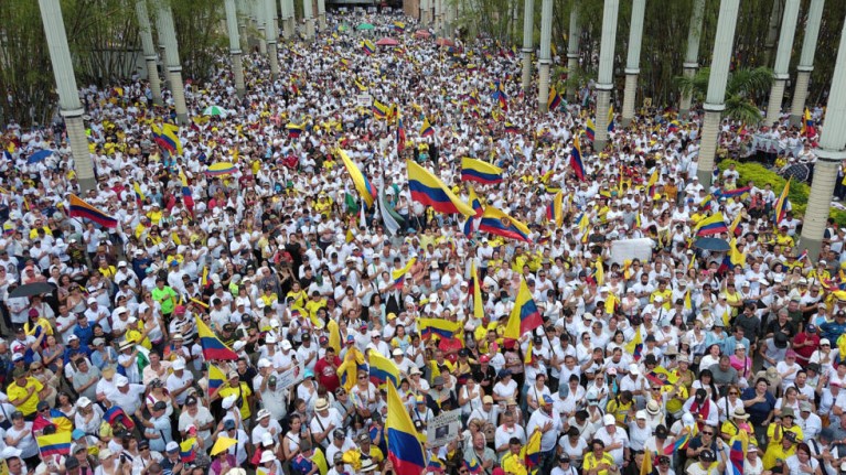 Cientos de miles protestaron en Colombia en la mayor manifestación contra Petro