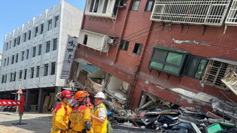 Equipos de rescate buscan a personas atrapadas tras el sismo en Taiwán