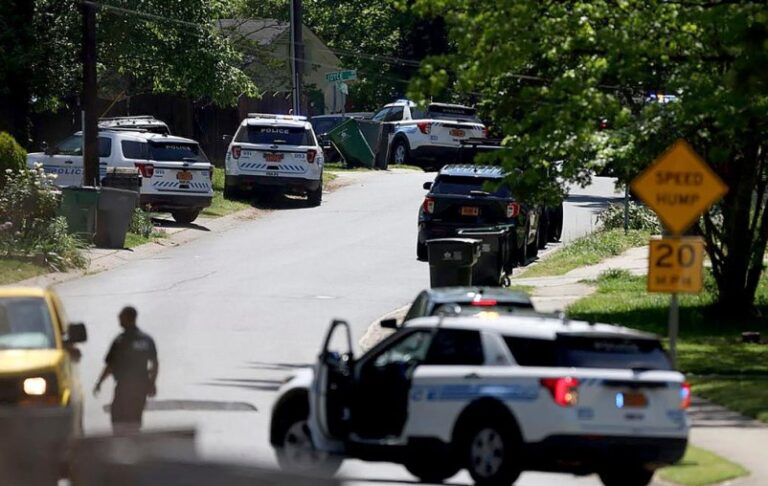 Cuatro policías y un fugitivo mueren en tiroteo en EEUU