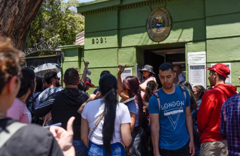 Venezolanos en Chile reportan lentitud del RE