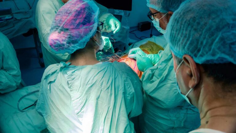 ¡Todo un éxito! Bebé fue operado de la columna dentro del útero de la madre en Colombia