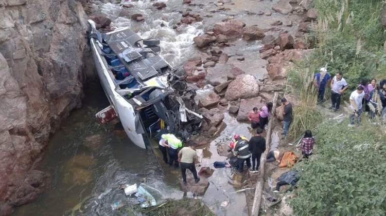 Cuatro deportistas ecuatorianos mueren en accidente de autobús