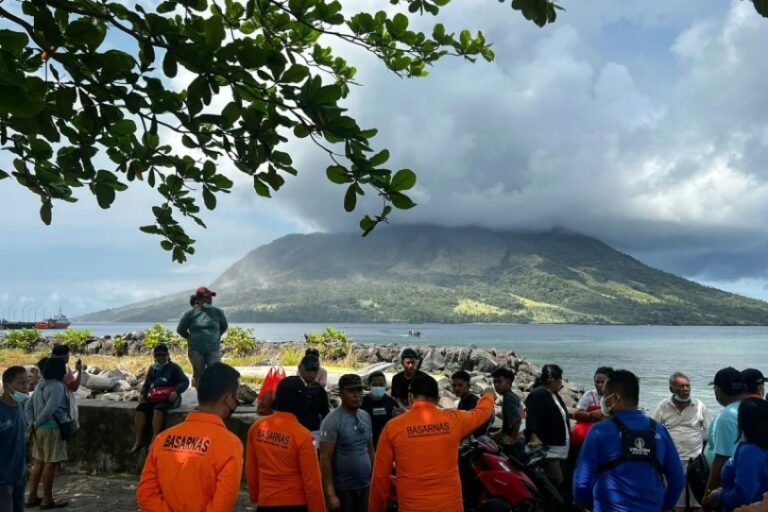 Miles de evacuados en Indonesia por la erupción de un volcán que desató una alerta de tsunami