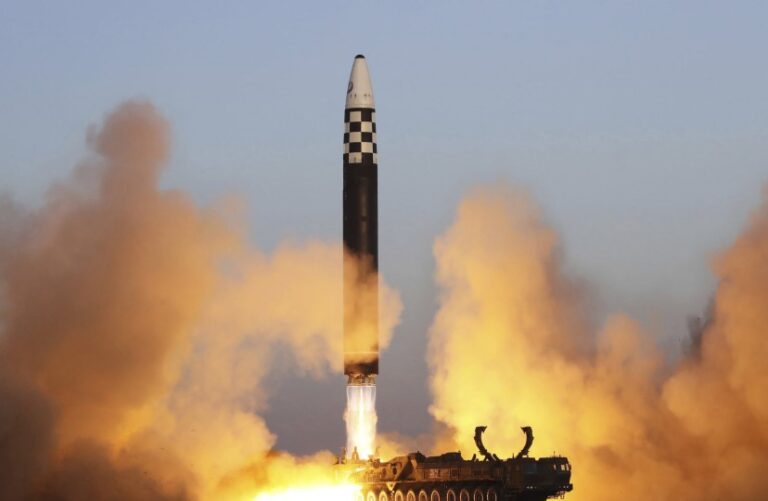 Corea del Norte lanza un misiles balísticos al mar de Japón
