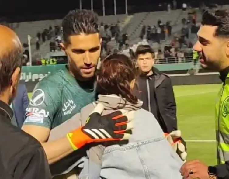 Suspenden a futbolista iraní por abrazar a una mujer al final de un partido