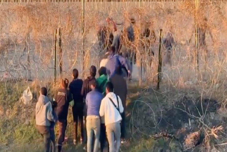 Video| Venezolanos cortaron la cerca y entraron a Texas
