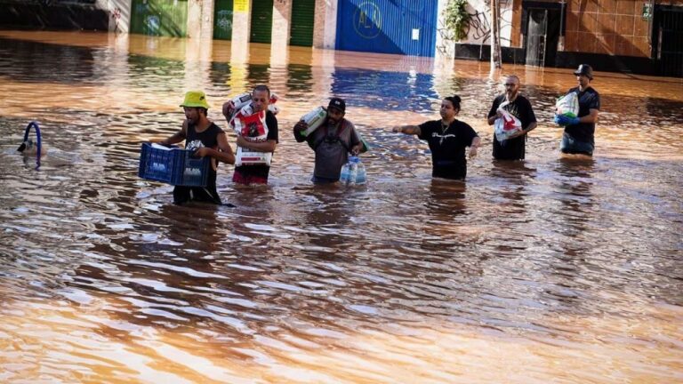 Aumenta a 144 la cifra de muertos  por inundaciones en Brasil