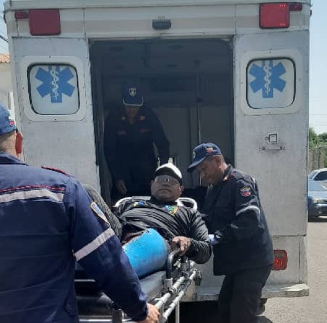 VÍDEO: Dos lesionados en colisión de moto y vehículo en Coro