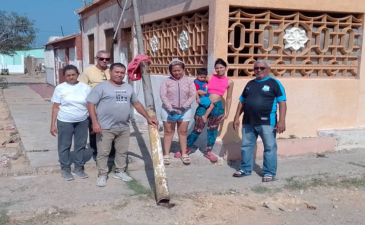 Punto Fijo| Vecinos de Las Margaritas tienen más de 15 días sin luz  por la caída de un poste 