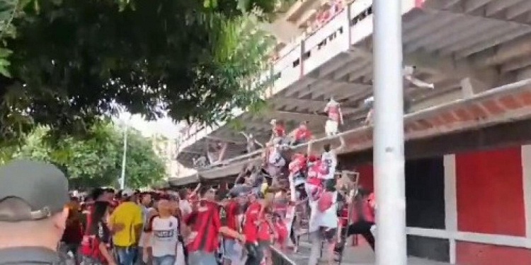 Hinchas del Cúcuta Deportivo protagonizan disturbios tras derrota del equipo