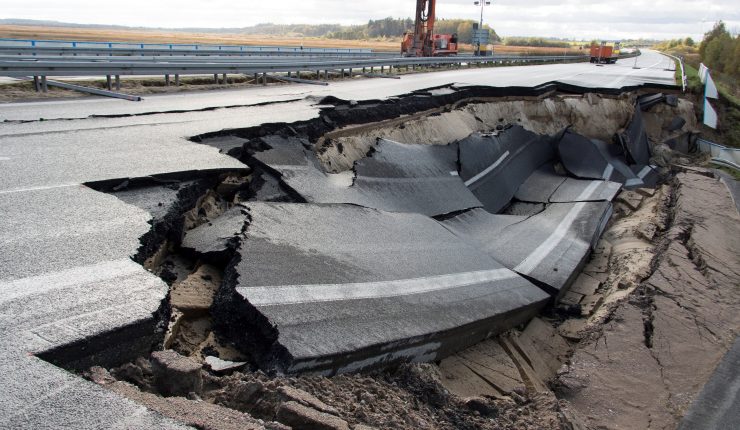 24 muertos por hundimiento de una carretera en China