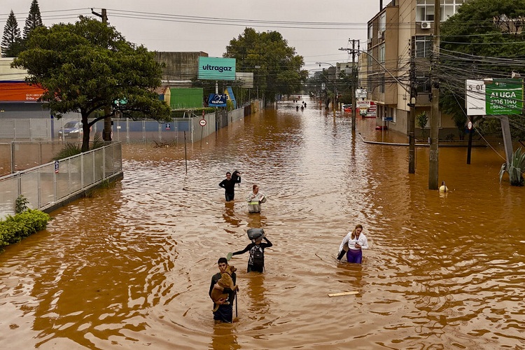 Aumenta a 100 la cifra de muertos por inundaciones en Brasil