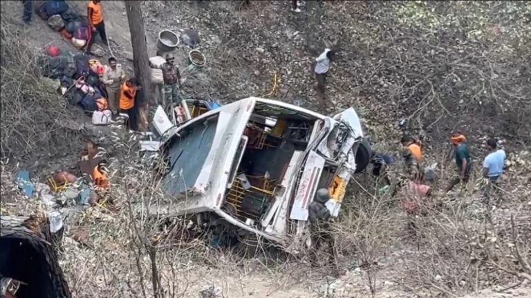 Al menos 21 muertos en un accidente de autobús en la Cachemira india