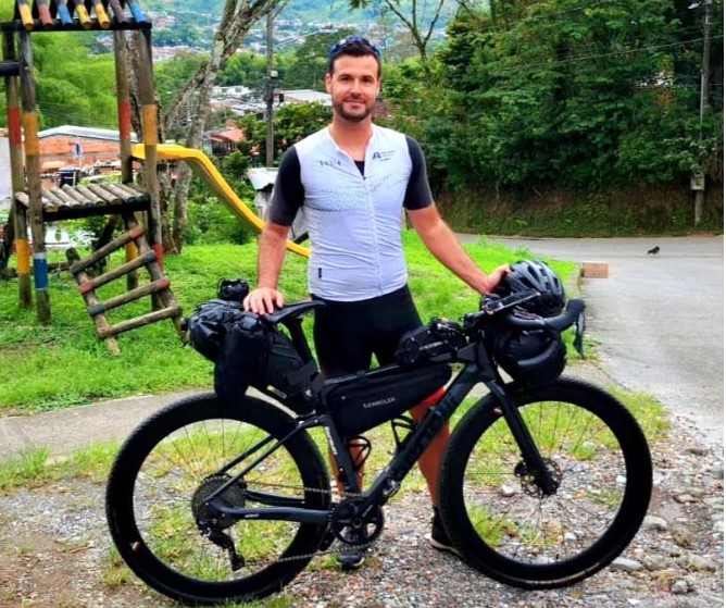 Ciclista español Juanma Mérida llega a Maracaibo tras recorrer Europa y África