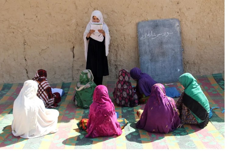79 mujeres fueron envenenadas en una escuela de Afganistán, confirman los talibanes