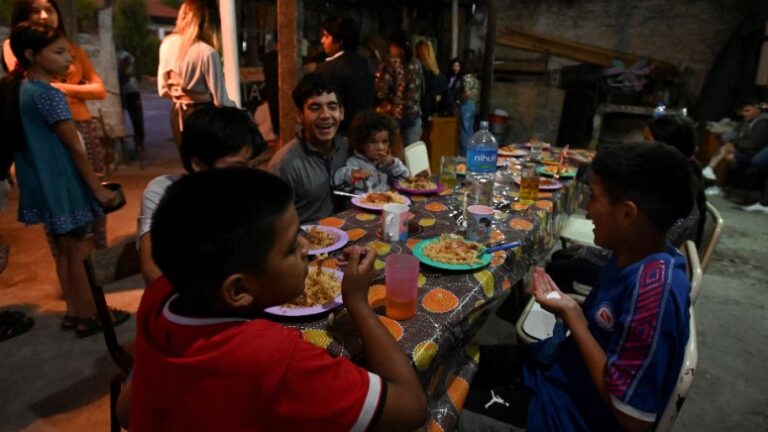 La justicia argentina ordena al gobierno de Milei entregar alimentos a comedores comunitarios