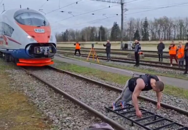 ¡Increíble! atleta ruso movió un tren y batió un récord mundial 