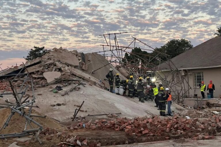 Sube a 26 el balance de muertos del derrumbe de un edificio en Sudáfrica
