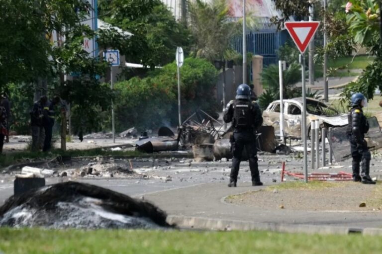 Graves disturbios en territorio francés de Nueva Caledonia