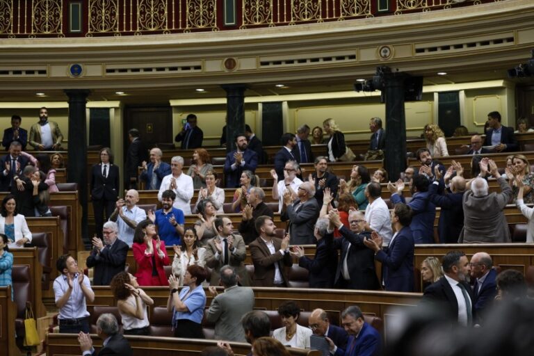 España aprueba ley de amnistía a independentistas catalanes