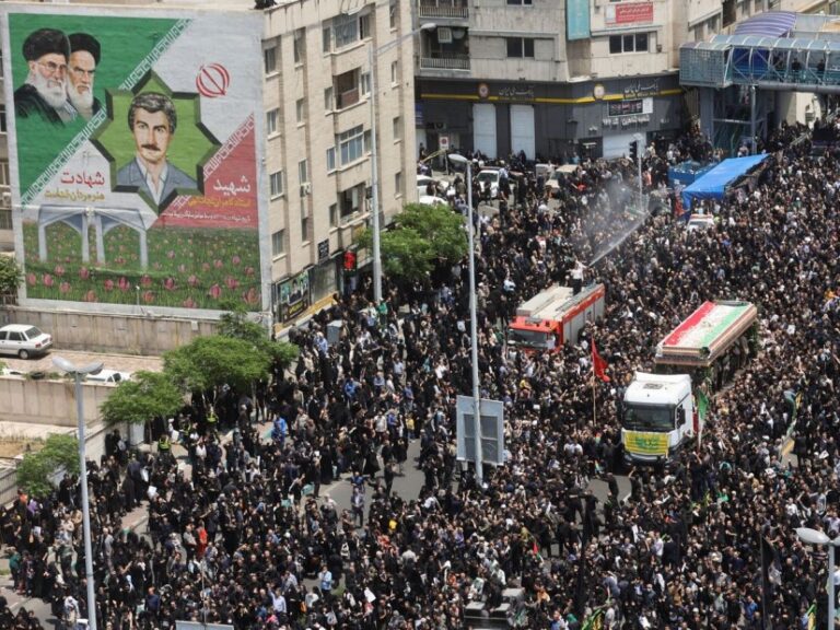 Una inmensa multitud asiste en Teherán al funeral del presidente iraní