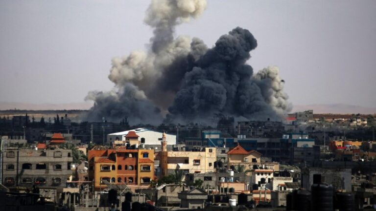 Israel sigue bombardeando Gaza y EEUU trata de imponer la tregua