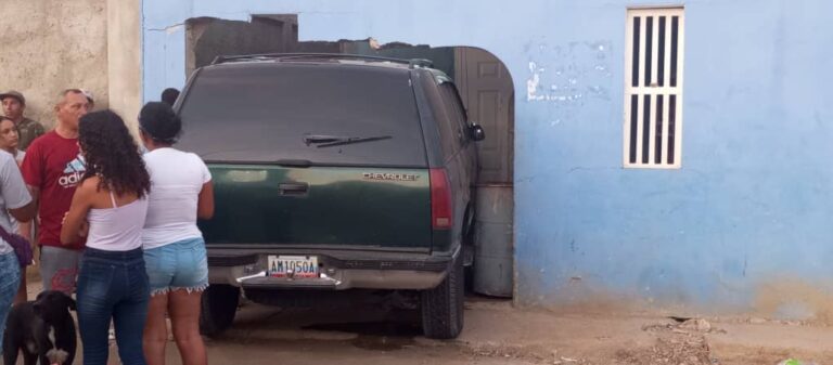 Camioneta se estrelló contra una casa en sector La Cañada de Coro (+Fotos)