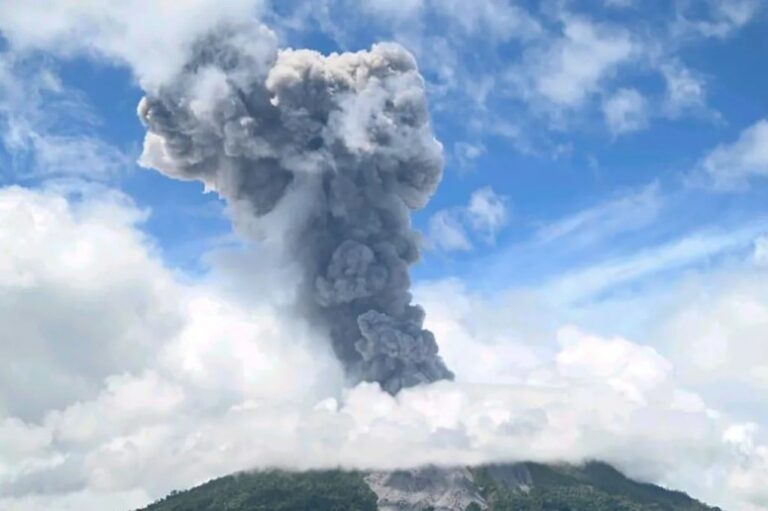 Entra en erupción un volcán en el este de Indonesia