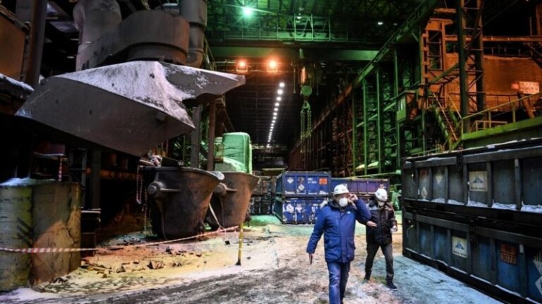 EEUU prohíbe la importación de metales rusos para debilitar las arcas de Moscú