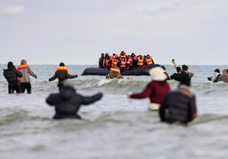 Un récord diario de 700 migrantes cruzaron el Canal de la Mancha hacia el Reino Unido