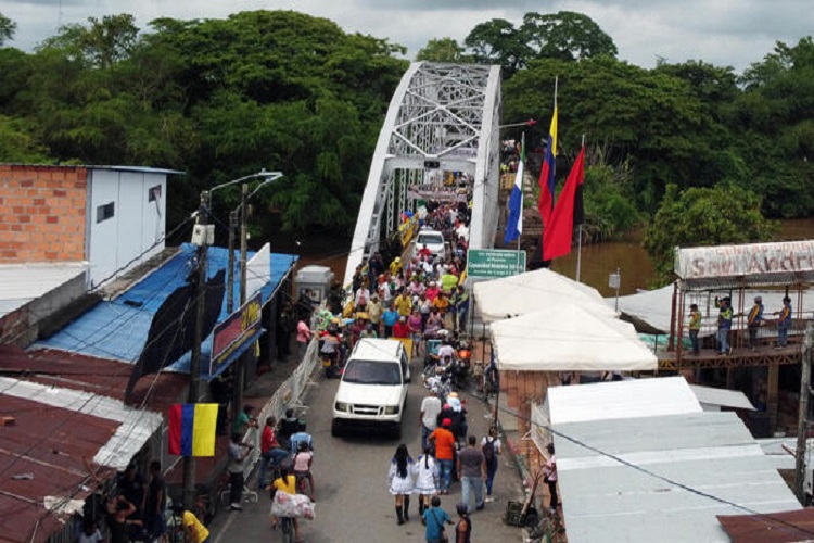 Colombia y Venezuela abren al paso de vehículos el cuarto puente en su frontera común