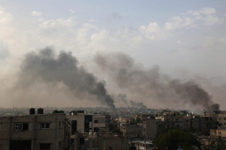 Israel intensifica los bombardeos en Rafah tras anunciar que controla el corredor entre Gaza y Egipto