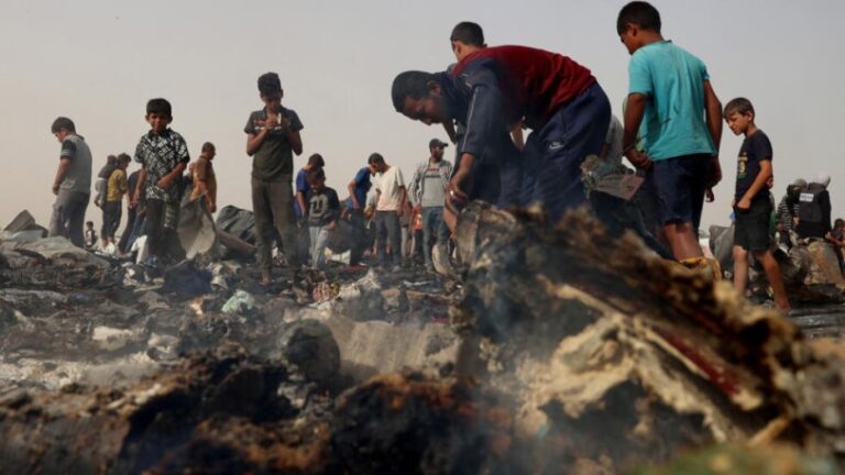 Un bombardeo israelí deja al menos 45 muertos en un campo de desplazados de Rafah