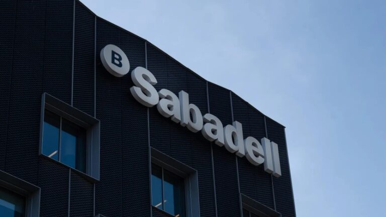 El gobierno español amenaza con bloquear la OPA hostil del BBVA sobre el Sabadell