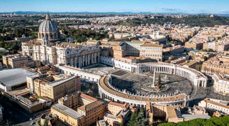 El Vaticano cierra la puerta a la ordenación de diaconisas