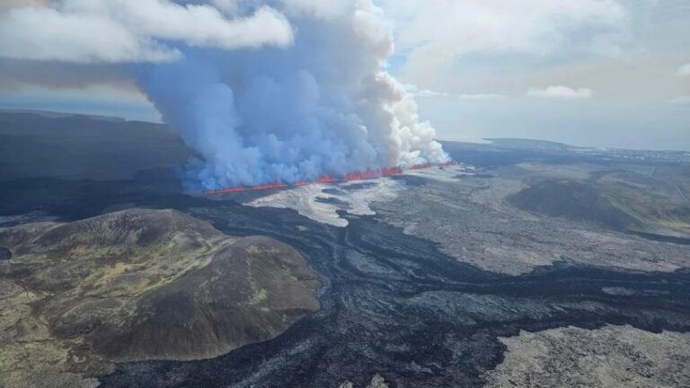 Un volcán vuelve a entrar en erupción en Islandia